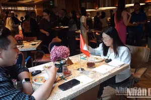 Guests enjoy Peruvian cuisine at the reception on July 16. (Photo: LINH BAO)