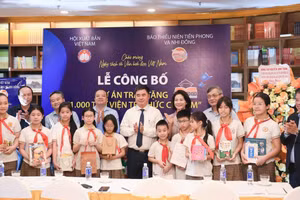 Thieu nien Tien phong va Nhi dong Newspaper and the Viet Nam Publishing Association present a Knowledge Library for Students.