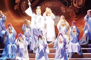 Despite many efforts, experimental theatre still struggles to secure its place in the market. The play Son Ha by Sen Viet Theatre participated in the 2025 International Experimental Theatre Festival. (Photo: Organising Committee)
