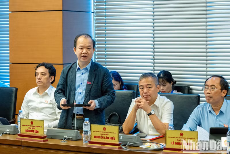 Bui Hoai Son, National Assembly deputy of Ha Noi City, gives remarks during the discussion.