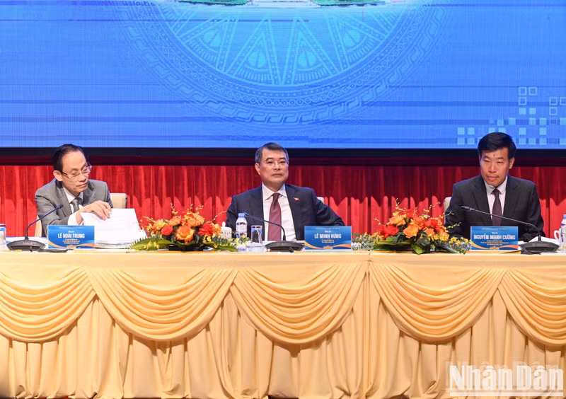 The chairpersons moderate the working session.