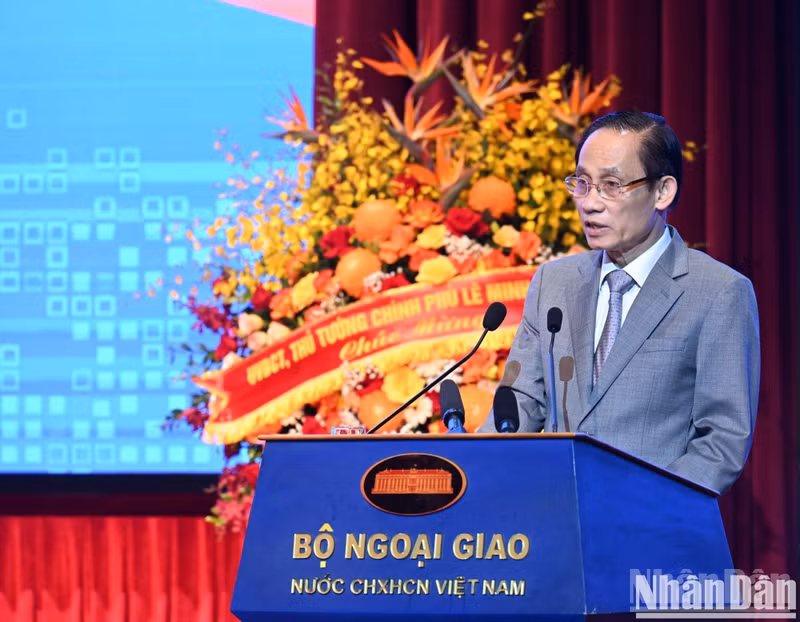 Minister of Foreign Affairs Le Hoai Trung delivers opening remarks at the plenary session.