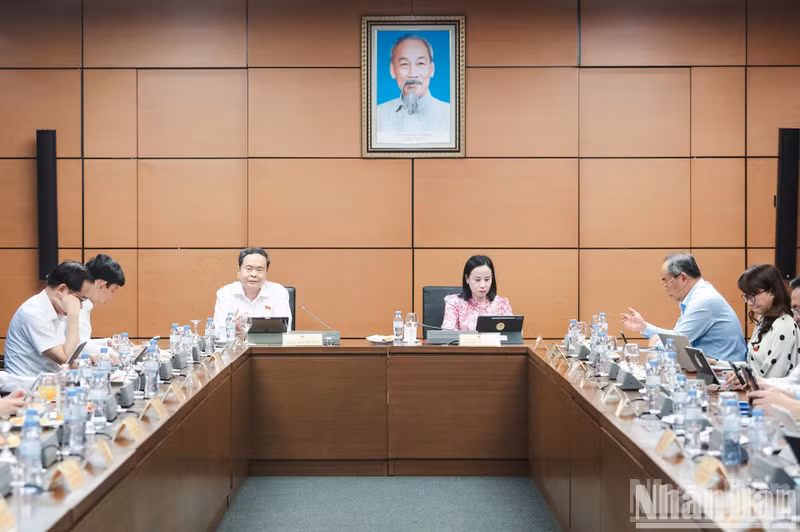 The National Assembly deputy delegation of Ho Chi Minh City at the group discussion session.