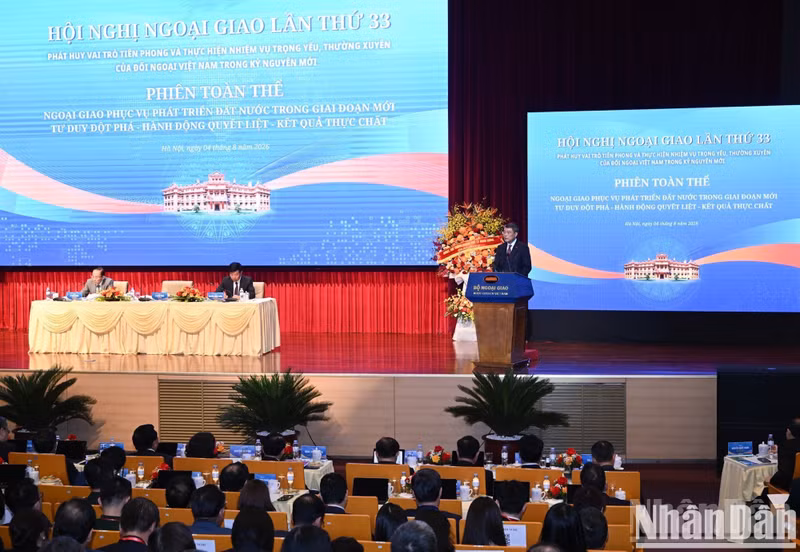 Prime Minister Le Minh Hung delivers guidance remarks at the plenary session.