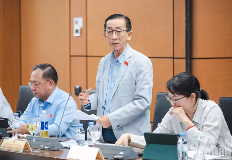 Tran Hoang Ngan, National Assembly deputy of Ho Chi Minh City, gives remarks during the group discussion.