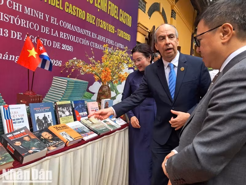 Cuban Ambassador Rogelio Polanco Fuentes talks with Nhan Dan Newspaper Editor-in-Chief Le Quoc Minh about books on Commander-in-Chief Fidel Castro. (Photo: Vietnamese Embassy in Cuba)