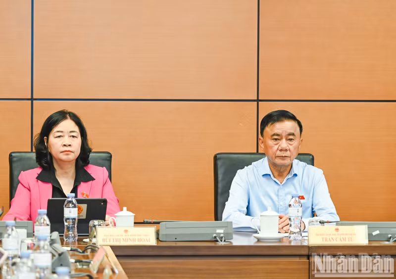 Tran Cam Tu, Permanent Member of the Party Central Committee’s Secretariat, and Bui Thi Minh Hoai, President of the Viet Nam Fatherland Front Central Committee, attend the discussion session at Group 15, comprising Da Nang City and Phu Tho Province.