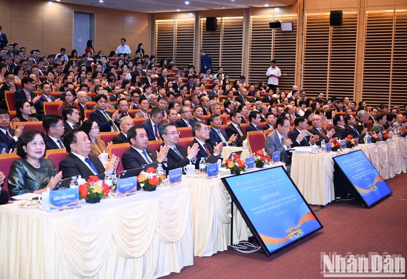 The plenary session on diplomacy serving national development in the new period, themed “Breakthrough thinking – Decisive action – Substantive results”, is held within the framework of the 33rd Diplomatic Conference.