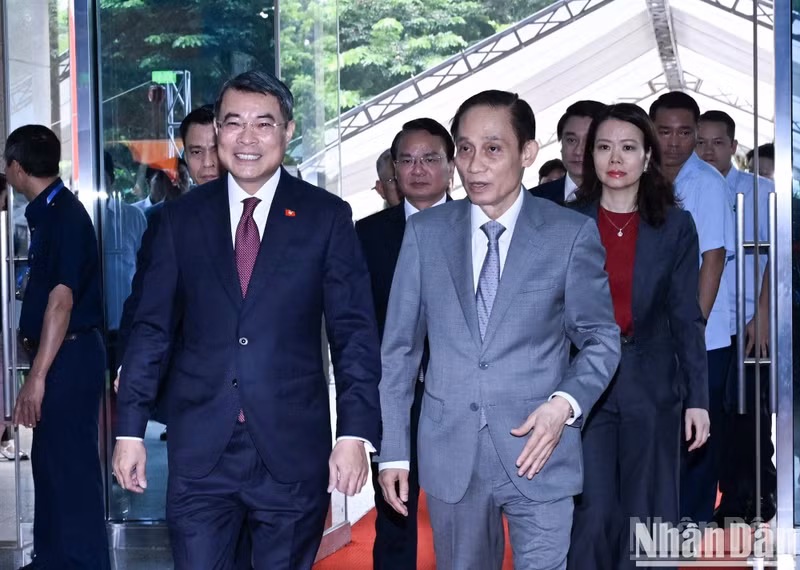 Prime Minister Le Minh Hung arrives at the plenary session.