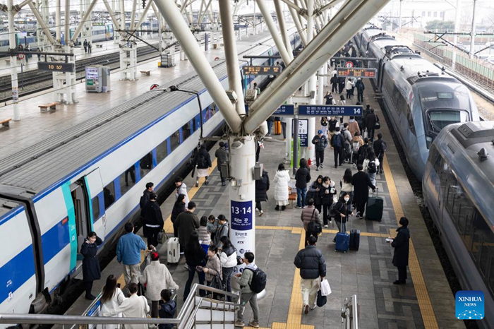 Passengers head to board trains at the Seoul Station in Seoul, Republic of Korea, Feb. 13, 2026. As the Lunar New Year approaches, the Seoul Station witnesses a surge in passenger traffic. (Photo: Xinhua)