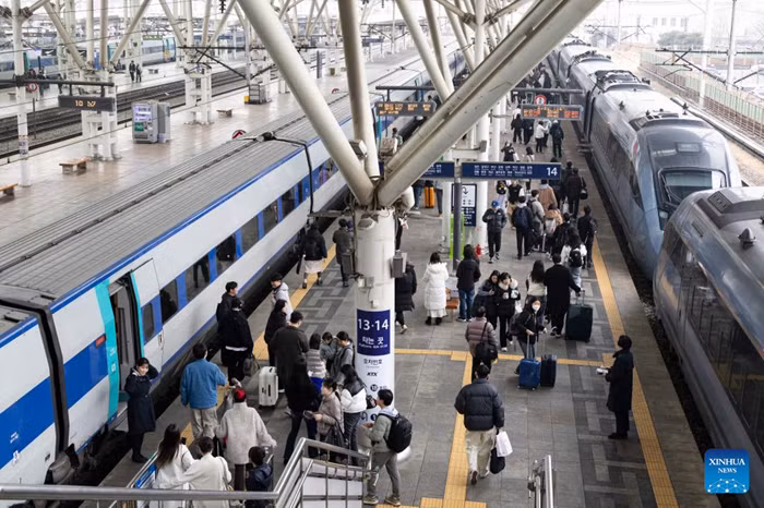 Passengers head to board trains at the Seoul Station in Seoul, Republic of Korea, Feb. 13, 2026. As the Lunar New Year approaches, the Seoul Station witnesses a surge in passenger traffic. (Photo: Xinhua)