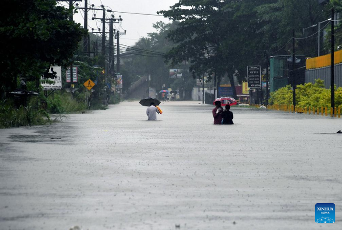 People wade through a flooded street after heavy rains in Colombo, Sri Lanka, Nov. 28, 2025. Sri Lanka's Disaster Management Center (DMC) said on Saturday that the death toll from Cyclone Ditwah, which has been affecting the country in recent days, has climbed to 123, with 130 people still missing. (Photo: Xinhua)