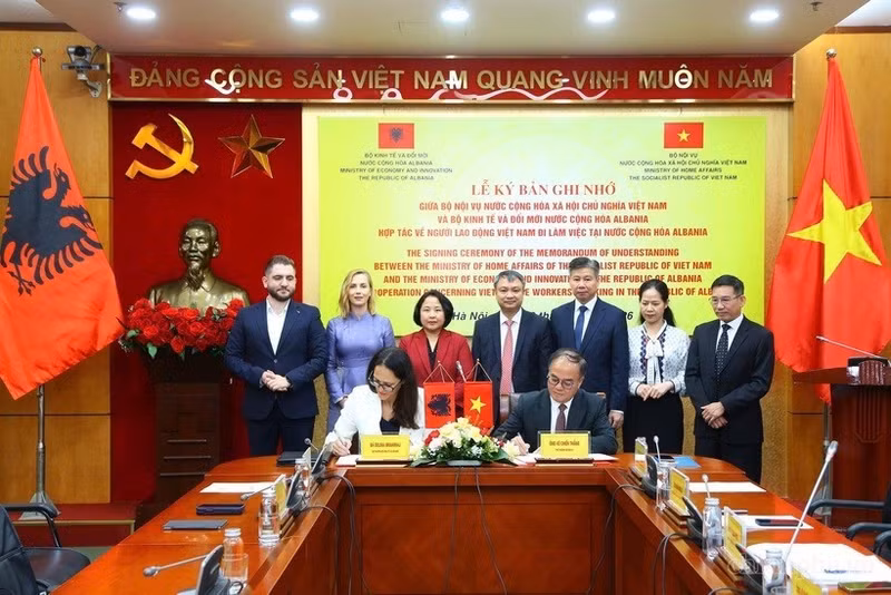The signing ceremony of the Memorandum of Understanding on labour cooperation between Viet Nam's Ministry of Home Affairs and Albania's Ministry of Economy and Innovation, facilitating the employment of Vietnamese workers in Albania. (Photo: baochinhphu.vn)