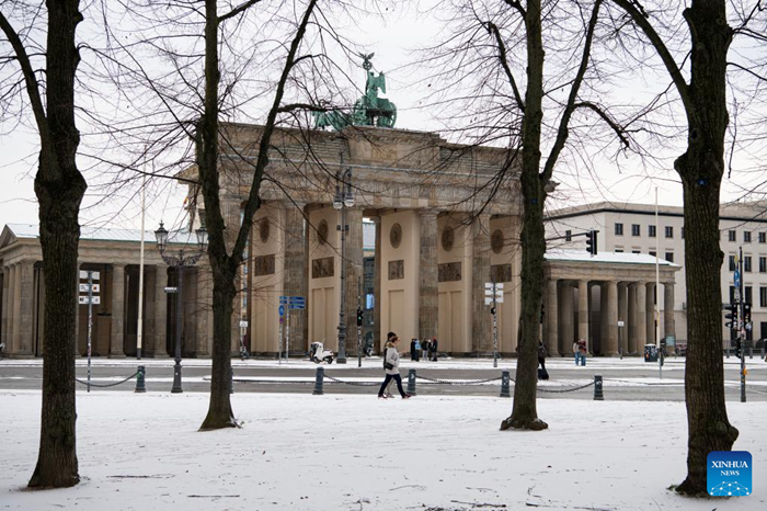 People walk past the Brandenburg Gate in Berlin, Germany, Nov. 24, 2025. Berlin saw its first snowfall of the winter season on Monday. (Photo: Xinhua)