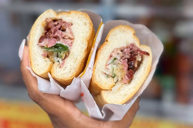 Bread is one of the Vietnamese foods most loved by international visitors. (Photo: nhandan.vn)