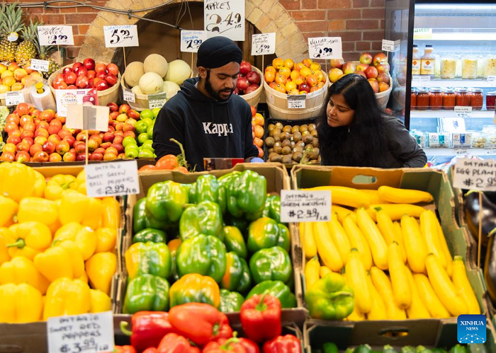 Customers shop at a market in Toronto, Canada, Oct. 21, 2025. Canada's Consumer Price Index (CPI) rose 2.4 percent year over year in September, up from a 1.9 percent increase in August, Statistics Canada said Tuesday. (Photo: Xinhua)
