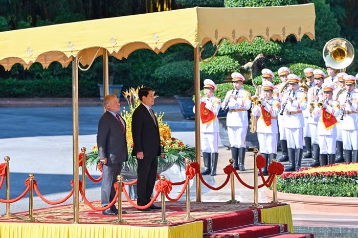 State President Luong Cuong hosted an official welcome ceremony in Ha Noi on November 12 afternoon for King Abdullah II Ibn Al Hussein of the Hashemite Kingdom of Jordan, who is on a two-day official visit to Viet Nam.