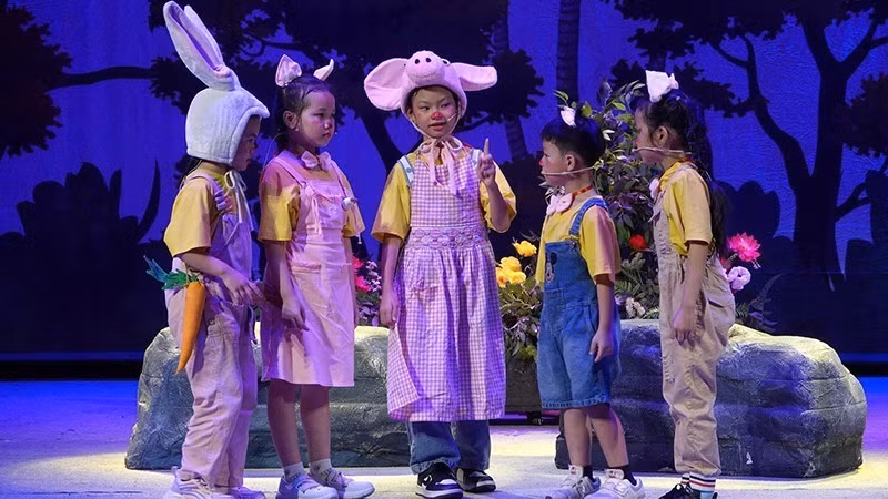Children perform in ‘The Story of the Three Little Pigs.’ (Photo: LINH DOAN)