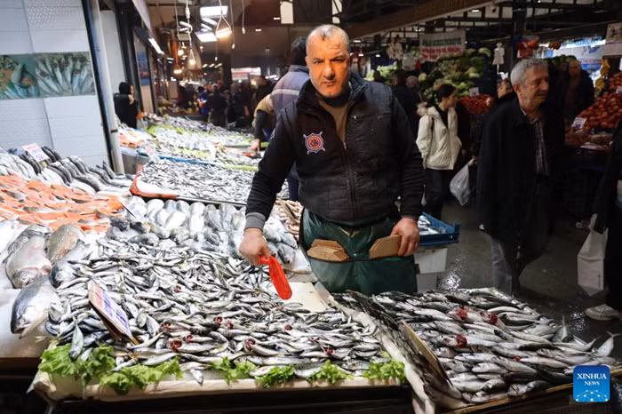A vendor sells fish at a local market in Ankara, Türkiye, April 3, 2026. Türkiye's annual inflation marginally eased to 30.87 percent in March from 31.53 percent in February, marking a four-year low but remaining stubbornly high, according to official data on Friday. (Mustafa Kaya/Handout via Xinhua)