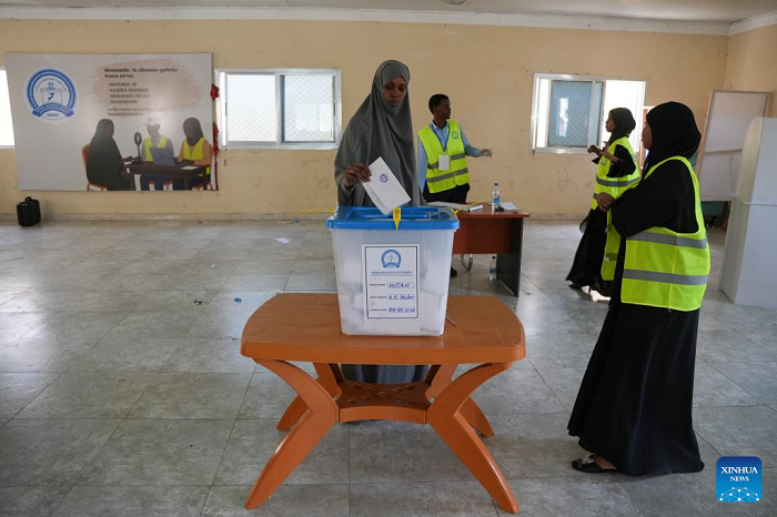 A Somali voter casts her vote at a polling station in Mogadishu, Somalia, Dec. 25, 2025. More than 500,000 voters in Somalia's capital, Mogadishu, cast ballots on Thursday in municipal elections widely seen as a key step toward the country's first direct national elections in more than five decades, scheduled for 2026. (Photo: Xinhua)