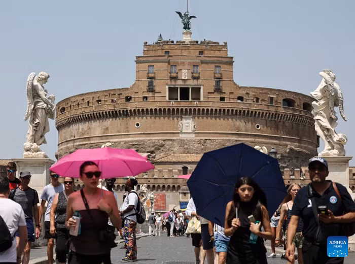 Tourists walk with parasols at the Ponte Sant'Angelo in Rome, Italy, July 19, 2026. A new heatwave is sweeping Italy, with many major cities, including the capital Rome, under red heat alerts. The scorching conditions are forecast to last until next week. (Xinhua)