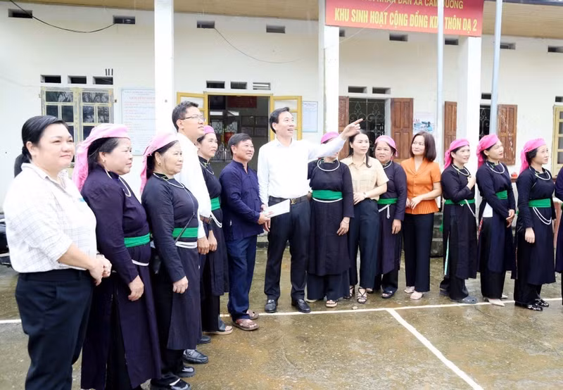 Leaders of the Lao Cai Provincial Party Committee's Commission for Information, Education and Mass Mobilisation review the implementation of information and public mobilisation work at the grassroots level. (Photo: Courtesy of the Lao Cai Provincial Party Committee's Commission for Information, Education and Mass Mobilisation)
