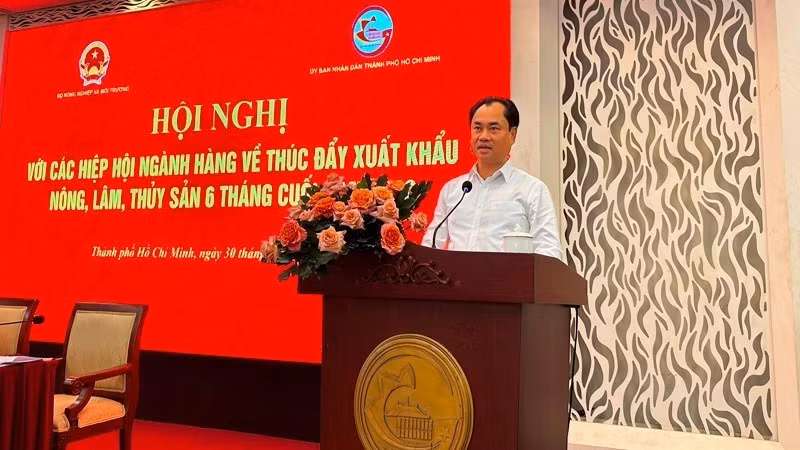 Minister of Agriculture and Environment Trinh Viet Hung delivers the concluding remarks at the conference. (Photo: NDO)