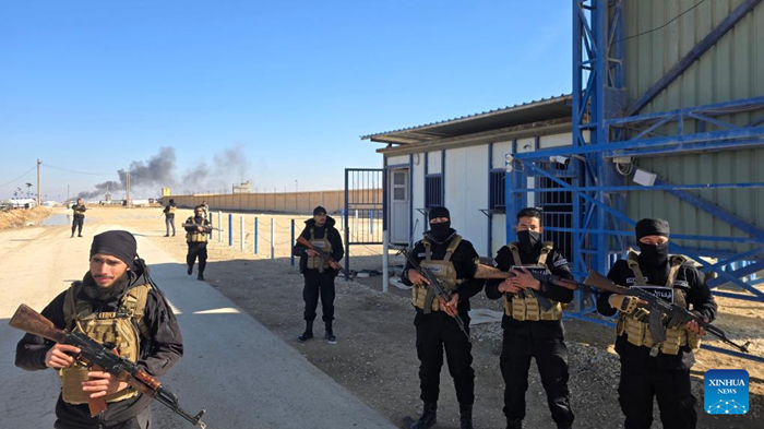 Syrian security forces are deployed at the Al-Hol camp in the northeastern province of Hasakah, Syria, Jan. 21, 2026. Syria's interior authorities and the army's operations authority issued urgent warnings on Wednesday, advising civilians in northern and eastern Syria to avoid former Syrian Democratic Forces (SDF) positions, state news agency SANA reported. (Str/Xinhua)