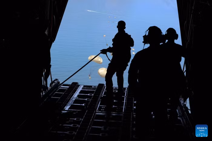 Jordanian servicemen drop humanitarian aid over Gaza, on Aug. 1, 2025. Several countries, including Jordan, Egypt, Germany, the United Arab Emirates (UAE), France and Spain, on Friday executed joint airdrops in Gaza, delivering humanitarian aid into the enclave. (Photo: Xinhua)