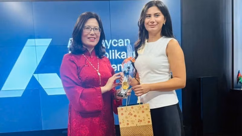Director of the Viet Nam Film Institute Le Thi Ha presents a commemorative gift to the Azerbaijan Cinema Agency.