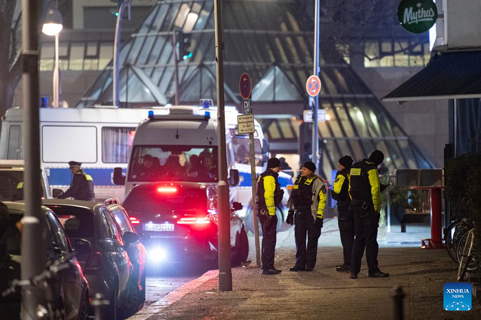 Police officers work near the scene of a shooting in Berlin, Germany, on Jan. 25, 2026. Five people were injured after shots were fired in an apartment in central Berlin on Sunday, German media BILD reported. Police reportedly arrested several suspects at the scene and further investigation is underway. (Photo: Xinhua)