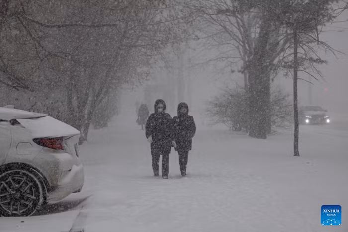 People walk in a blizzard in Vladivostok, Russia, Jan. 10, 2026. (Photo: Xinhua)