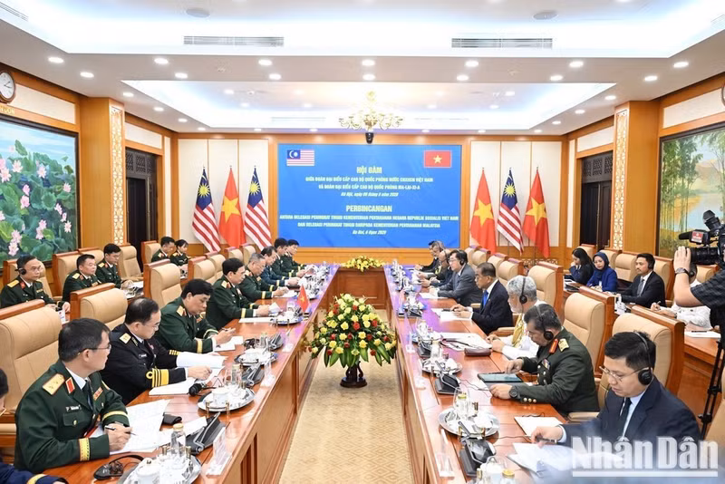 An overview of the talks between Deputy Prime Minister and Minister of National Defence General Phan Van Giang and Malaysian Minister of Defence Dato’ Seri Mohamed Khaled bin Nordin. (Photo: VNA)