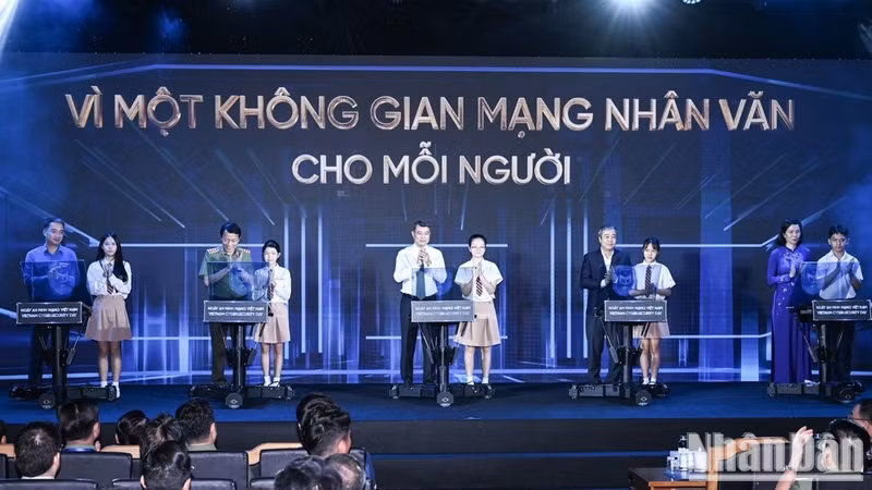 Prime Minister Le Minh Hung and delegates launch the 2026 Viet Nam Cybersecurity Day (Photo: Tran Hai)
