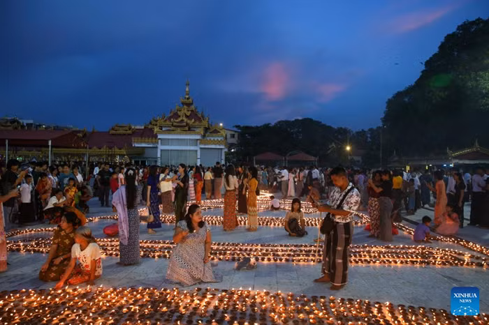 People light candles on the full moon day of Thadingyut festival at the Botataung Pagoda in Yangon, Myanmar, Oct. 6, 2025. (Photo: Xinhua)