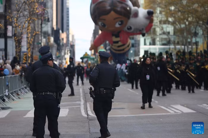 Police officers stand guard during the Macy´s Thanksgiving Day Parade in New York, the United States, on Nov. 27, 2025. New York City boosted security during the Macy´s Thanksgiving Day Parade on Thursday. (Photo: Xinhua)