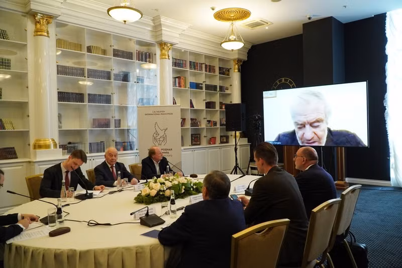 At the jury meeting. The jury of the L.N. Tolstoy International Peace Prize comprises political, public, and cultural figures, all of whom enjoy high standing in their professional fields and broad international renown. (Photo: VNA)