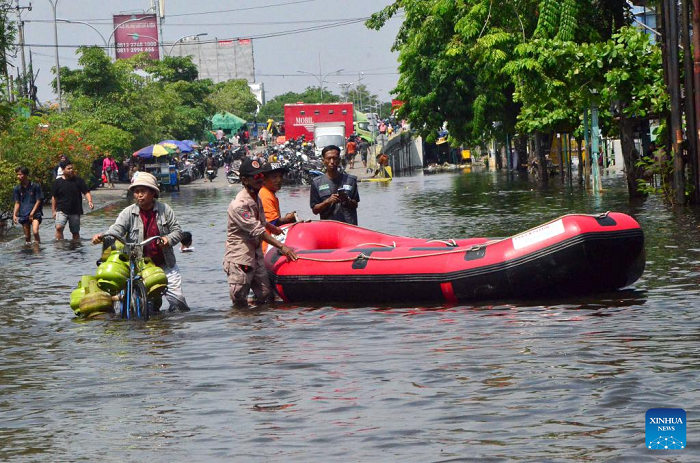 People wade through flood water after heavy rain in Semarang, Central Java, Indonesia, Oct. 30, 2025. (Photo: Xinhua)