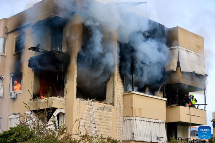 Firefighters extinguish the fire in a building hit by Israeli drone strikes in Haret Saida, Lebanon, March 14, 2026. Lebanon's Public Health Ministry said the death toll from Israeli attacks in the country since March 2 has risen to 826, with 2,009 people wounded. (Photo: Xinhua)