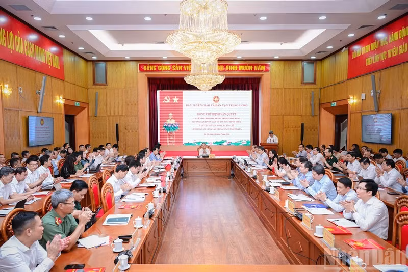 On July 30, Politburo Member Trinh Van Quyet, Secretary of the Communist Party of Viet Nam (CPV) Central Committee and head of the CPV Central Committee’s Commission for Information, Education, and Mass Mobilisation, met with press agencies to discuss key priorities for information and communications work in the coming period. (Photo: Quynh Chi)