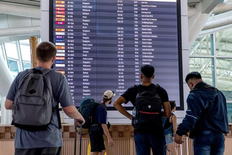 Passengers check information screens at I Gusti Ngurah Rai International Airport in Bali, Indonesia. (Photo: XINHUA)