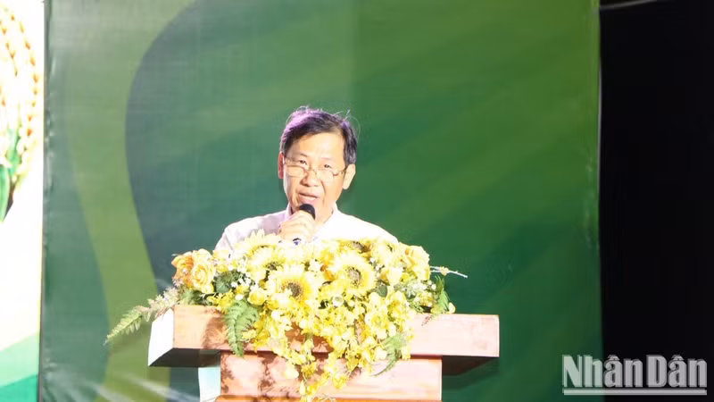 Nguyen Viet Anh, Deputy Director of the An Giang Investment, Trade and Tourism Promotion Centre, speaks at the opening ceremony.