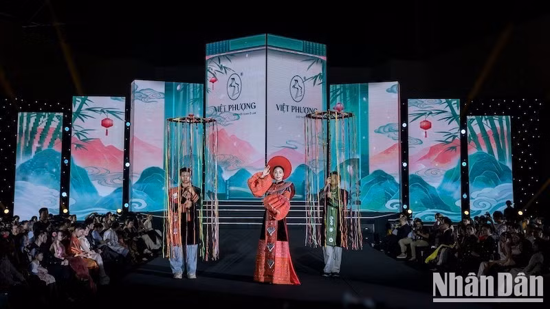 Meritorious Artist and actress Quach Thu Phuong presents the collection's signature design, inspired by H'Mong brocade and handcrafted by eight artisans over more than 700 hours.