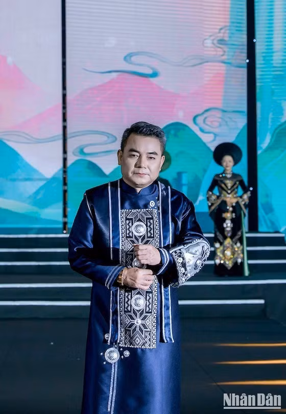 Meritorious Artist Trinh Mai Nguyen, Deputy Director of the Viet Nam National Drama Theatre, makes an impressive fashion runway debut.
