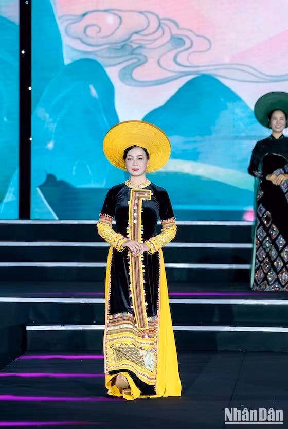 Meritorious Artist Chieu Xuan, who has long had a special affection for the ao dai, frequently chooses to wear this form of dress on formal occasions.