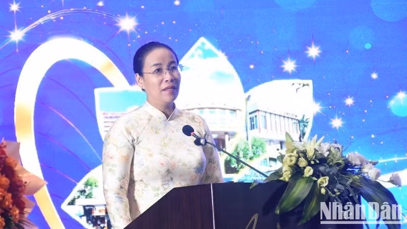 Nguyen Thi Anh Thi, Vice Chairwoman of the Da Nang People's Committee, delivers the opening address.