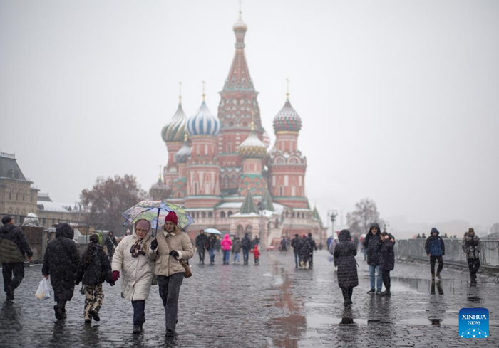 People walk in snow at the Red Square in Moscow, Russia, on Nov. 15, 2025. Moscow on Friday saw its first snowfall since the beginning of winter this year. (Photo: Xinhua)
