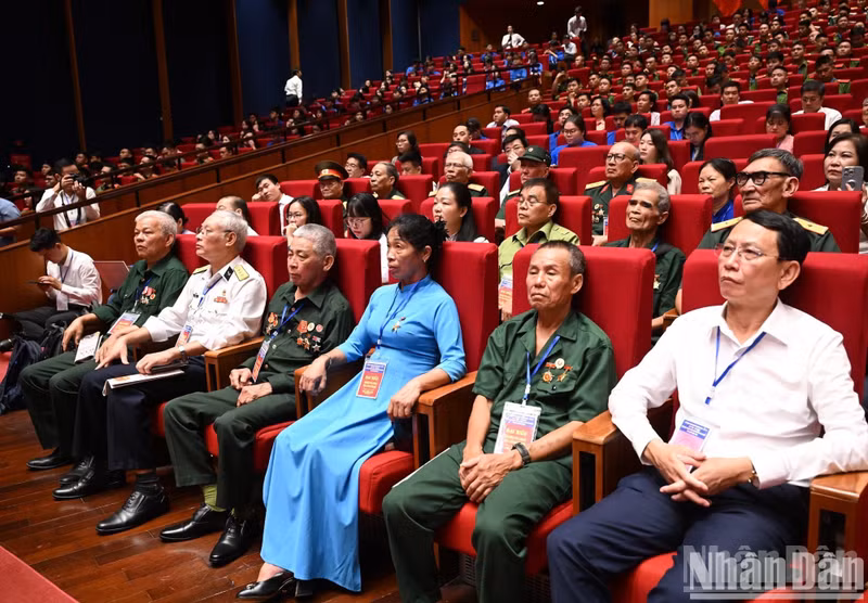 Delegates with meritorious services to the revolution at the conference.
