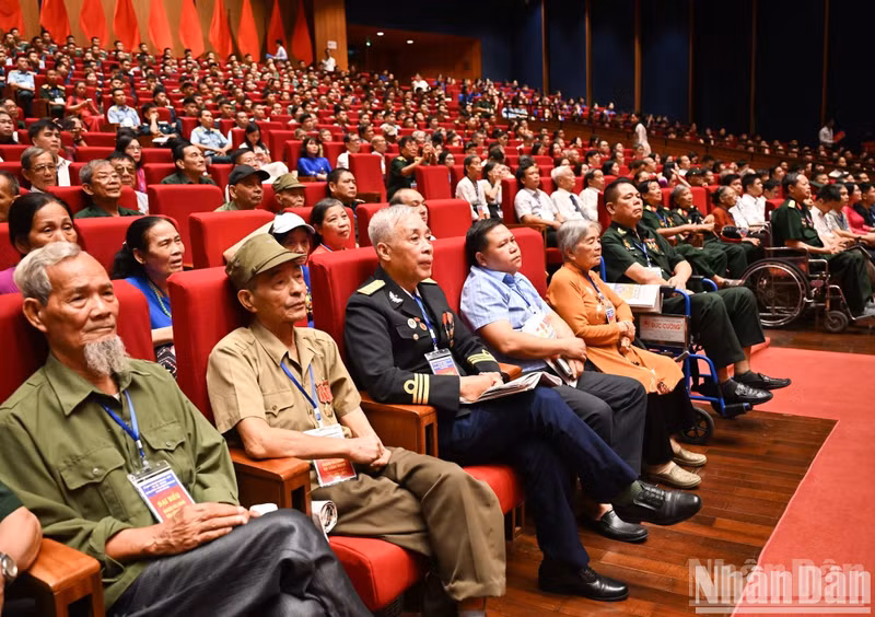 Delegates with meritorious services to the revolution at the conference.