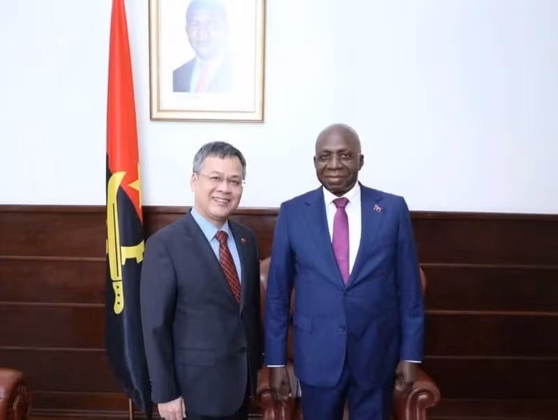 Ambassador Duong Chinh Chuc meets with Angola's Minister of Foreign Affairs, Téte António. (Photo: Courtesy of the Embassy of Viet Nam in Angola.)